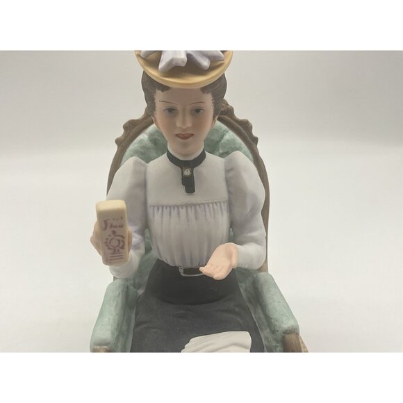 Avon VTG 1982 President s Club Albee Award Porcelain Figurine 7 InchesTall Japan - Picture 10 of 16